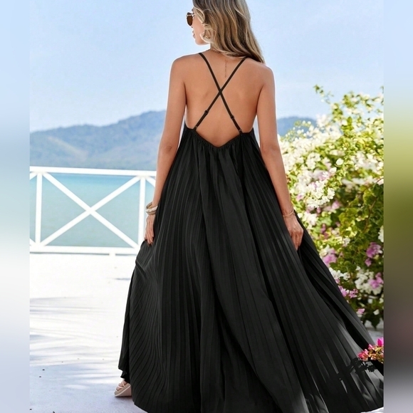 Dresses & Skirts - Women'S Monochrome Pleated Strap Dress Flowy Dress
